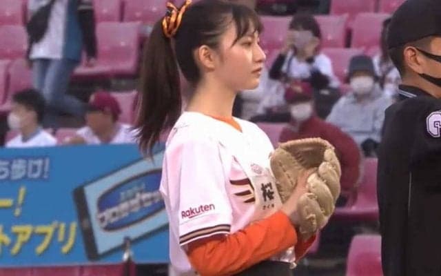 ショーパン姿で豪快ワインドアップ…黒髪17歳アイドルが投じた“1154万円の1球”