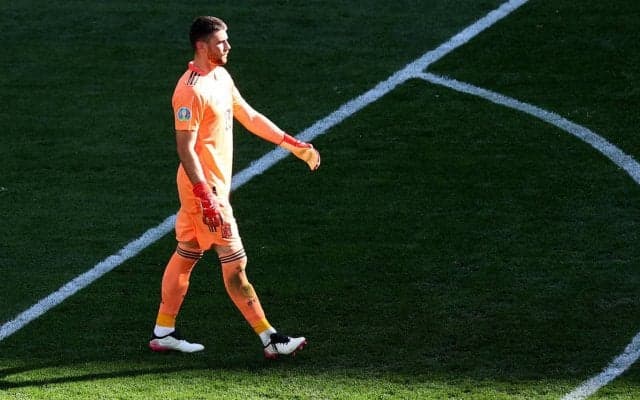 トラップミスで“40m”オウンゴール許したスペイン新守護神に「信じられない」それでも好セーブ連発！