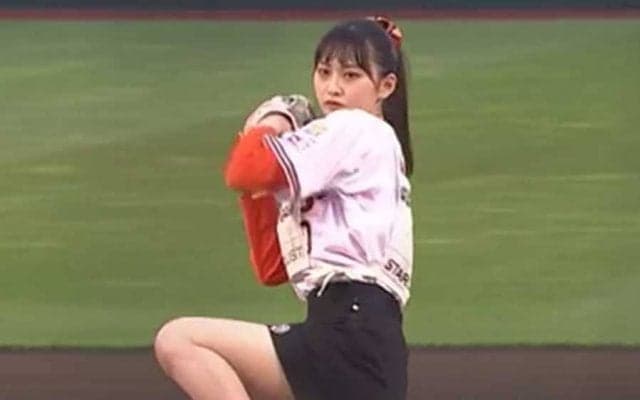 「いい若さ、可愛い」　黒髪ポニテなびかせた17歳美少女の豪快始球式にファン喝采