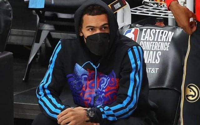 ホークスのエース、トレイ・ヤングが右足の骨挫傷のためバックスとの第4戦を欠場