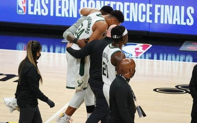 アデトクンボが左膝を痛めて途中離脱、ミドルトンは「もしプレーできれば最高だけど…」