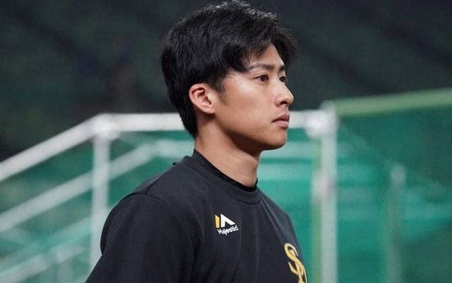 「涙袋もえくぼも100億点」　鷹イケメン右腕、“普通の写真”なのに「心臓に悪い」