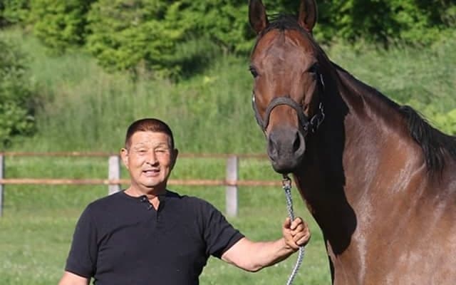 「みんなと同じじゃダメだから」40年以上、馬一筋！ 2つのダービーに携わったホースマン