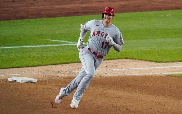 大谷翔平が神々しい　MLB作成“光り輝く1枚”に米興奮「伝説の生き物」「狂っている」