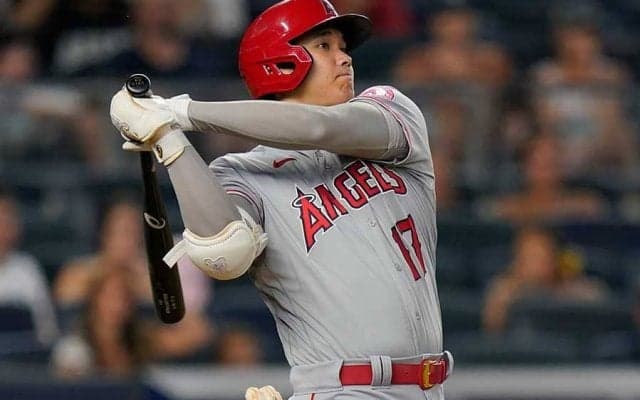【MLB】大谷翔平の肩をモミモミ　連発称えたベンチ前の光景に反響「ウッキウキ」「これ好き」
