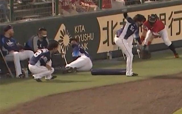 西武投手陣も拍手「守備が上手いボールボーイ」　“影の美技”が「素敵すぎる」