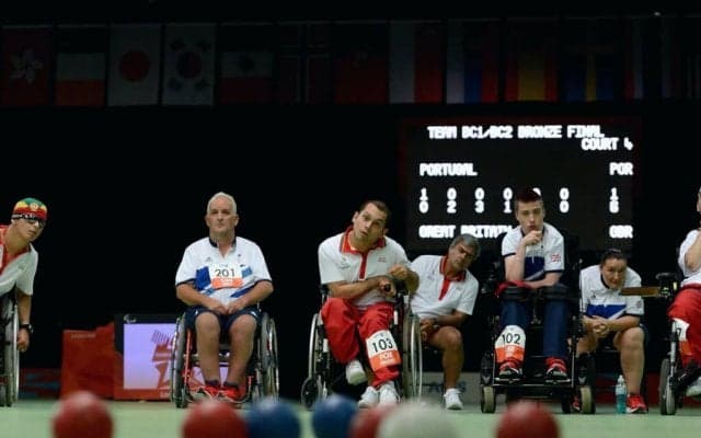 視線や眉毛の動きで投球する球技ってナニ？