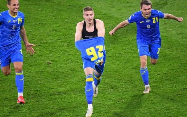 「なぜスポーツブラを着ているの」ウクライナFWの黒いベストは下着ではなく…