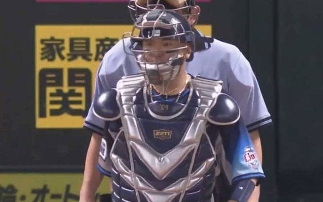 バントから2秒で処理した「超エキサイティング送球」　犠打防いだ「やっぱり肩つんよ」