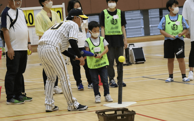 日本プロ野球選手会がひとり親家庭の親子を対象にした「ドリームキャッチ親子野球体験教室」を東大阪市で開催