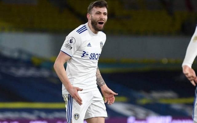 リーズが年間最優秀選手のDFダラスと契約延長、3年契約を締結