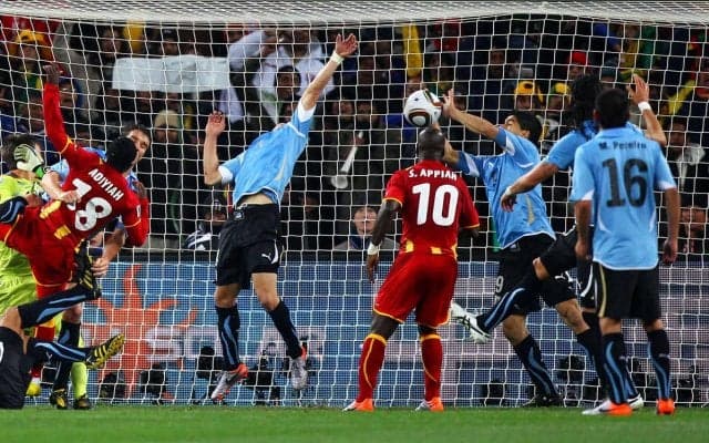 スアレスがW杯で繰り出した“神の手セーブ”に海外再脚光「一生忘れられない」