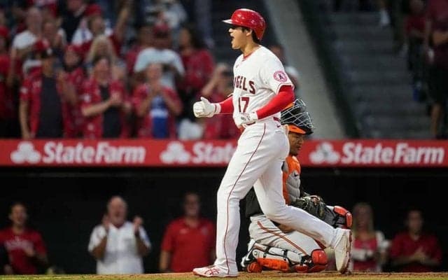 【MLB】大谷翔平、2連発30号で確信歩き　絵になる“バット投げ”に米興奮「彼が見られて幸せ」