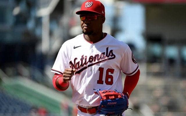 【MLB】捕球体勢“最悪”→助走なしで「とんでもなく凄い送球」　三塁へダイレクトの爆裂肩
