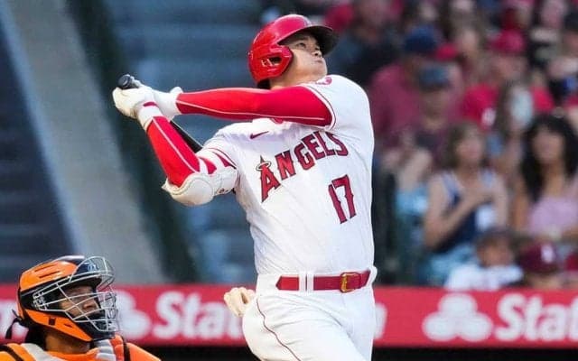 【MLB】大谷翔平の確信歩き～花火まで　30号バックネット映像に米記者「高品質なバット投げ」