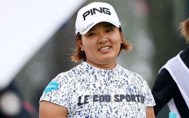 鈴木愛、涙の1年8か月ぶり17勝目「もうゴルフをやめようと…」「長かったなぁ」