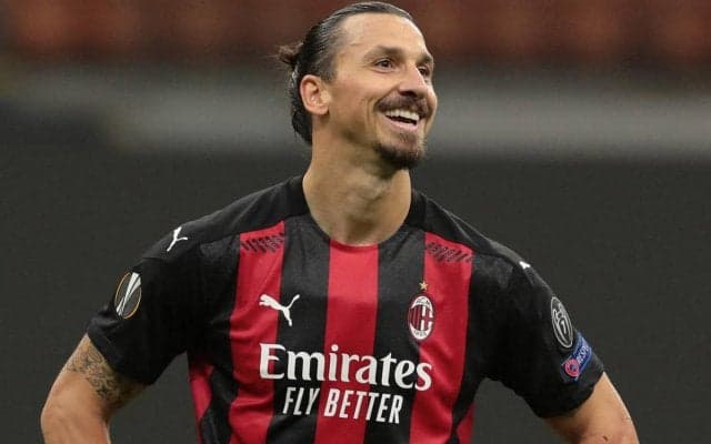 “神”と“怪物”の2ショット！イブラヒモビッチが憧れのスターを前に満面の笑顔