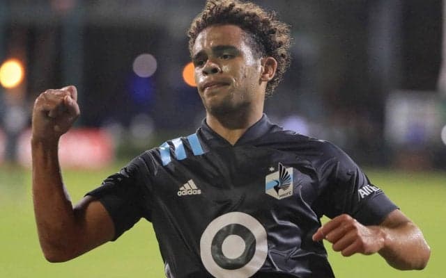 MLS選手がピッチにひざまずいてプロポーズ！大観衆に見守られる中彼女の答えは…？