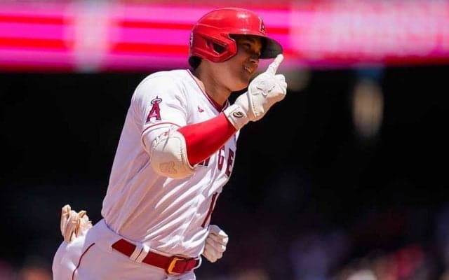 【MLB】大谷翔平とほぼ同じ身長　132勝OBの27歳祝福ショットに反響「肩幅広い」「この笑顔」
