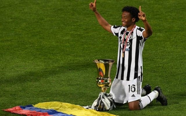 クアドラードが結婚記念日に改めて美人妻に変わらぬ愛を誓う「愛している」