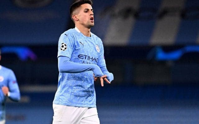 金髪に染め上げたシティDFカンセロが美人パートナーと婚約！2019年に第1子が誕生