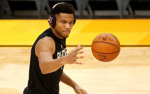 出場が危ぶまれていたヤニス・アデトクンボがサンズとのNBAファイナル初戦で戦列復帰