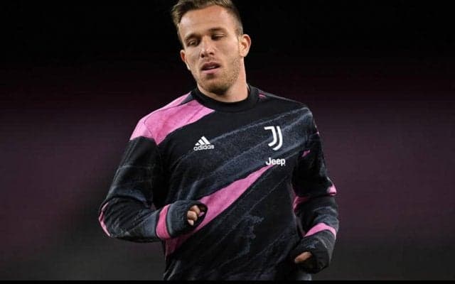 足のケガに苦しむアルトゥール、手術の可能性も