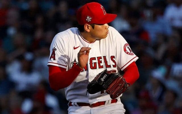 【MLB】「どうやったらあんな簡単に…」大谷翔平、涼しげに決めた“ノールック好捕”