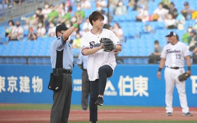 五十嵐圭がヤクルト戦の始球式に「球は遅かったですけど、しっかり投げれたので良かった」