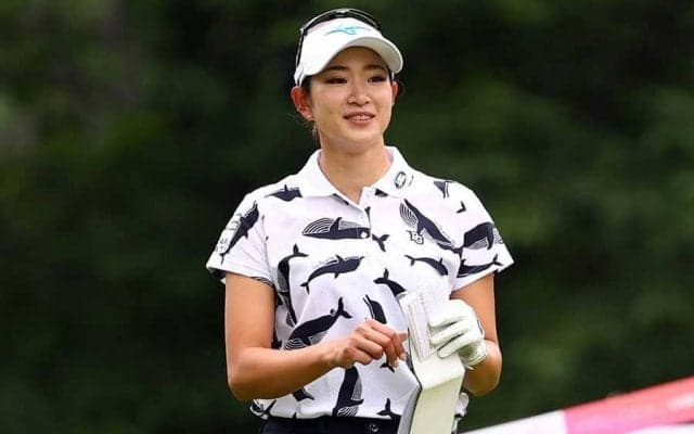 原英莉花、シックな花柄ウェア姿にファン歓喜「ウェアもメチャ可愛いカッコいい！」