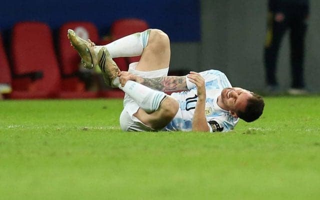 狙われた左足…6枚のイエローは全てメッシへのファウル、相手のハードタックルに流血でもフル出場