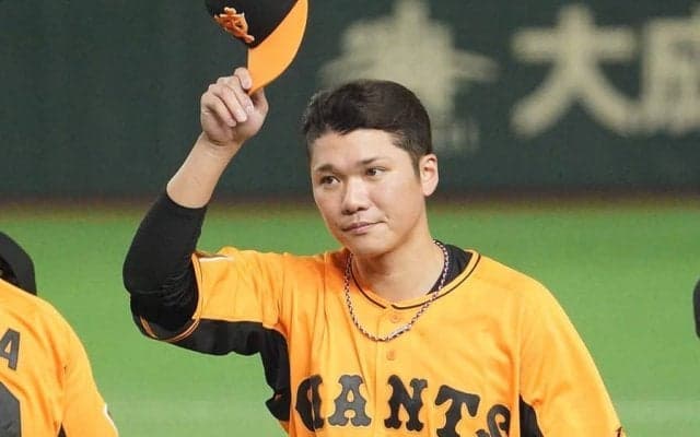 巨人坂本が低空飛行の“えび反りキャッチ”　お茶目な美技に「素敵な笑顔」