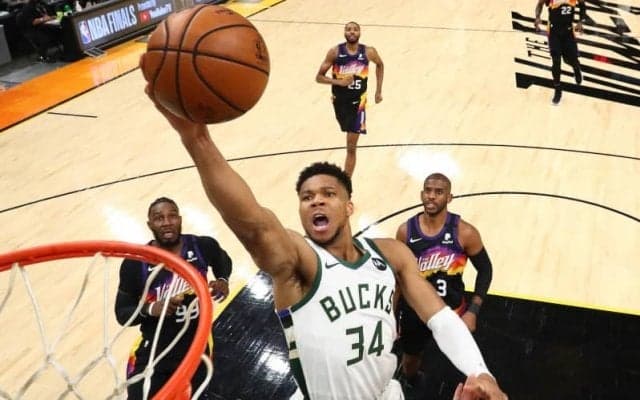 ヤニスがMJ以来の快挙を達成…第3Qだけで20得点をマーク