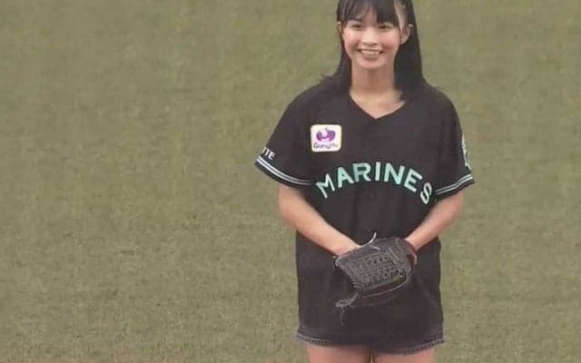 照れながらショーパン姿で豪快に足上げ…　笑顔が愛らしい25歳アイドルの始球式