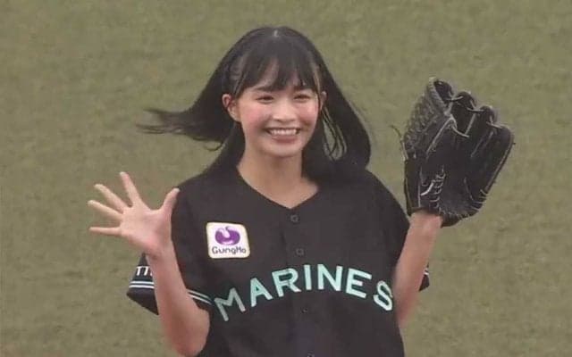 「ドキドキしちゃった」生足“ぴょん”投法　黒髪アイドルがショーパン姿で始球式