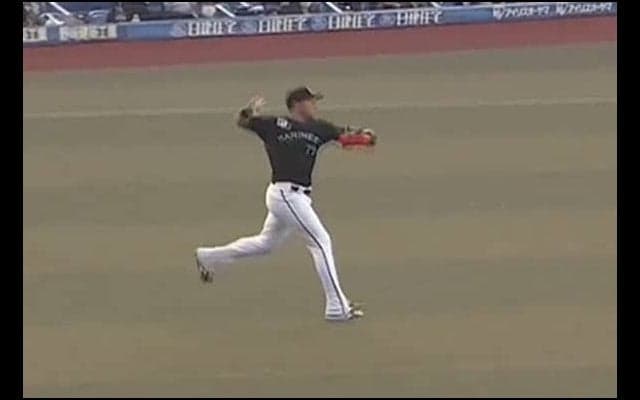 「凄すぎて笑っちゃう」　ロッテ・マーティンの“超ド級鬼肩スロー”がまるで内野手