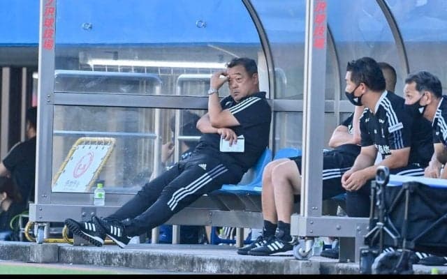 横浜FM、6連勝で中断入り！(1)チーム過渡期に奮闘する松永英機監督とハッチンソンHC