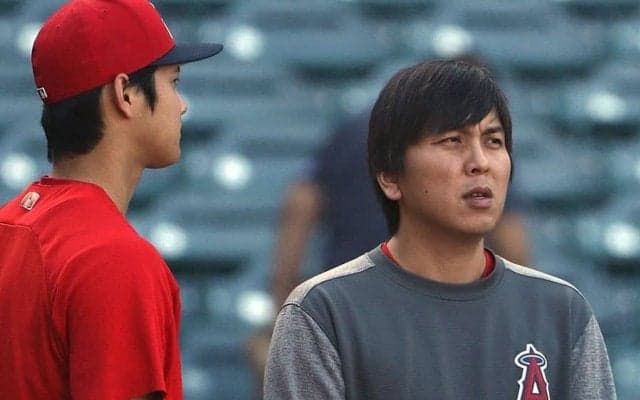 【MLB】大谷翔平の通訳・水原氏が“ド派手防具”装着　米も注目「キャプテン・アメリカ？」