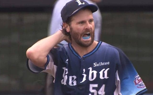 味方投手も意味不明でポカン…西武源田の“美技3連発”が「守備範囲どうなっとんの」