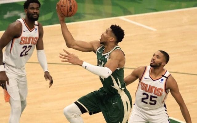 ホームに戻ったバックスがサンズに快勝…アデトクンボが41得点／NBAファイナル