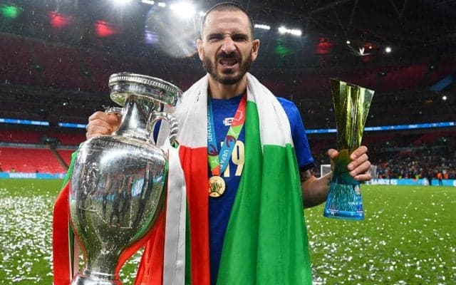 ユーロ決勝でMOMのボヌッチが会見前にハイネケンとコカ・コーラをゴクり！ イングランドファンには「もっとパスタ食べろ」