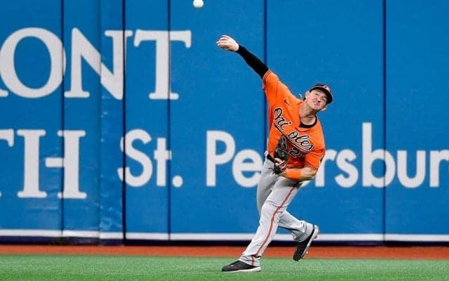 【MLB】右翼から三塁手のグラブへ一直線…　距離も着地も完璧な“ロケット”が「とにかく美しい」