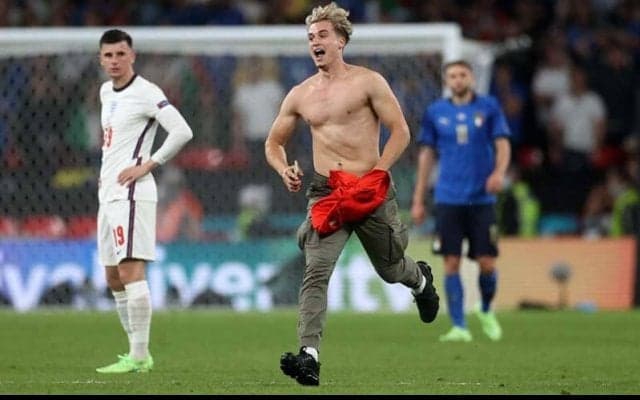 ユーロ決勝でも再び…試合中にミュージシャンがピッチに侵入、本人は「イングランドへの愛と敬意以外の何物でもない」と反省みせず