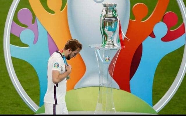 「敬意を欠いている」「幼稚だ」イングランドの選手たちが準優勝メダルをすぐ外す様に批判も