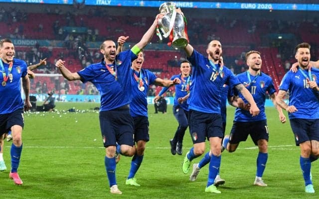 キエッリーニが2つの“相棒”とベッドイン！ W杯優勝の元キャプテンからもメッセージ