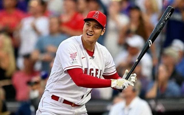 【MLB】大谷翔平「マ～イク？」　疲労→笑顔になった“3秒の電話”に米興味「何を話した？」
