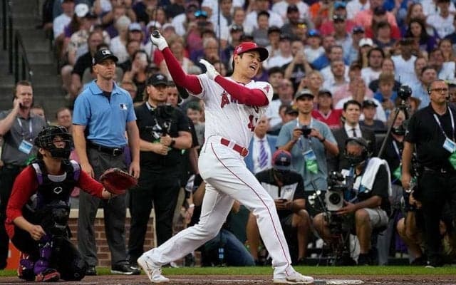 【MLB】大谷翔平を激撮してるのは…　通算630発レジェンドの“カメラ小僧”っぷりにファン驚き