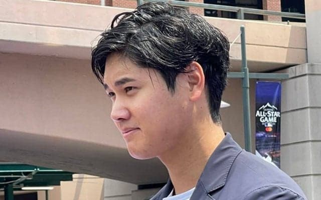 【MLB】大谷翔平、球宴“パープルカーペットショー”に登場　濃紺ジャケで笑顔「新鮮な感じ」