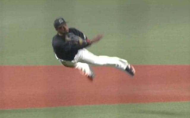 空飛ぶ遊撃手が「たまらん」超えた？　宙に浮いてのストライクが「金取れる」