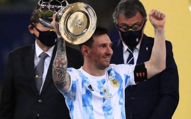 無礼なファンにも“神対応”、自宅に投げ込まれるユニフォームにメッシがサイン